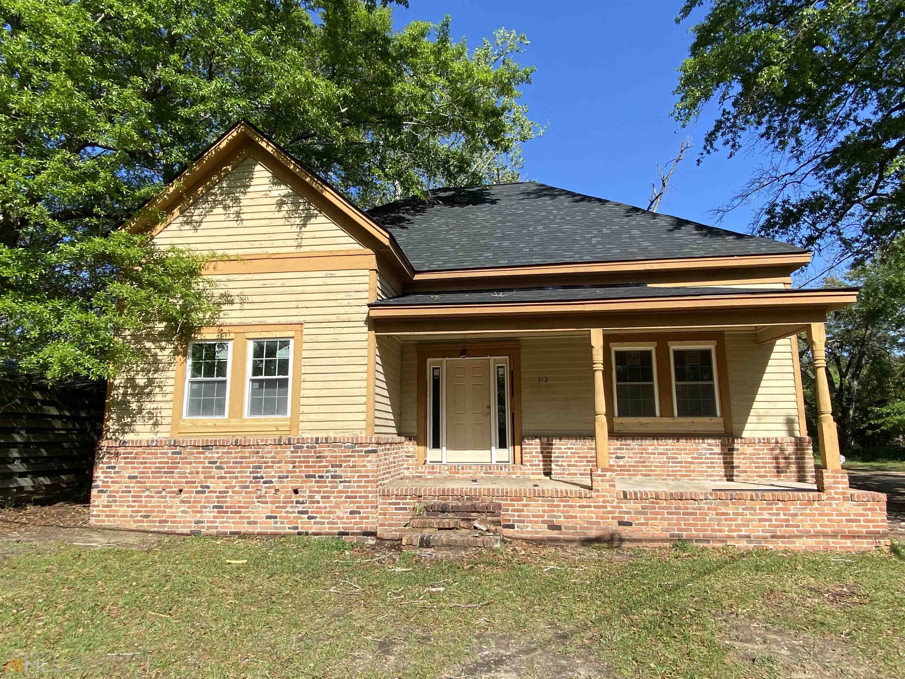 Attention Investors! This is your opportunity to own and finish you're duplex in the heart of Statesboro close to GSU. Currently has a brand new roof, plumbing, bathtubs, doors windows, porch deck, and more! Don't miss this cash-flowing opportunity! Must come to see it! 3 bed 2 baths 1432 SQFT! Selling as is! *listing agent related to seller