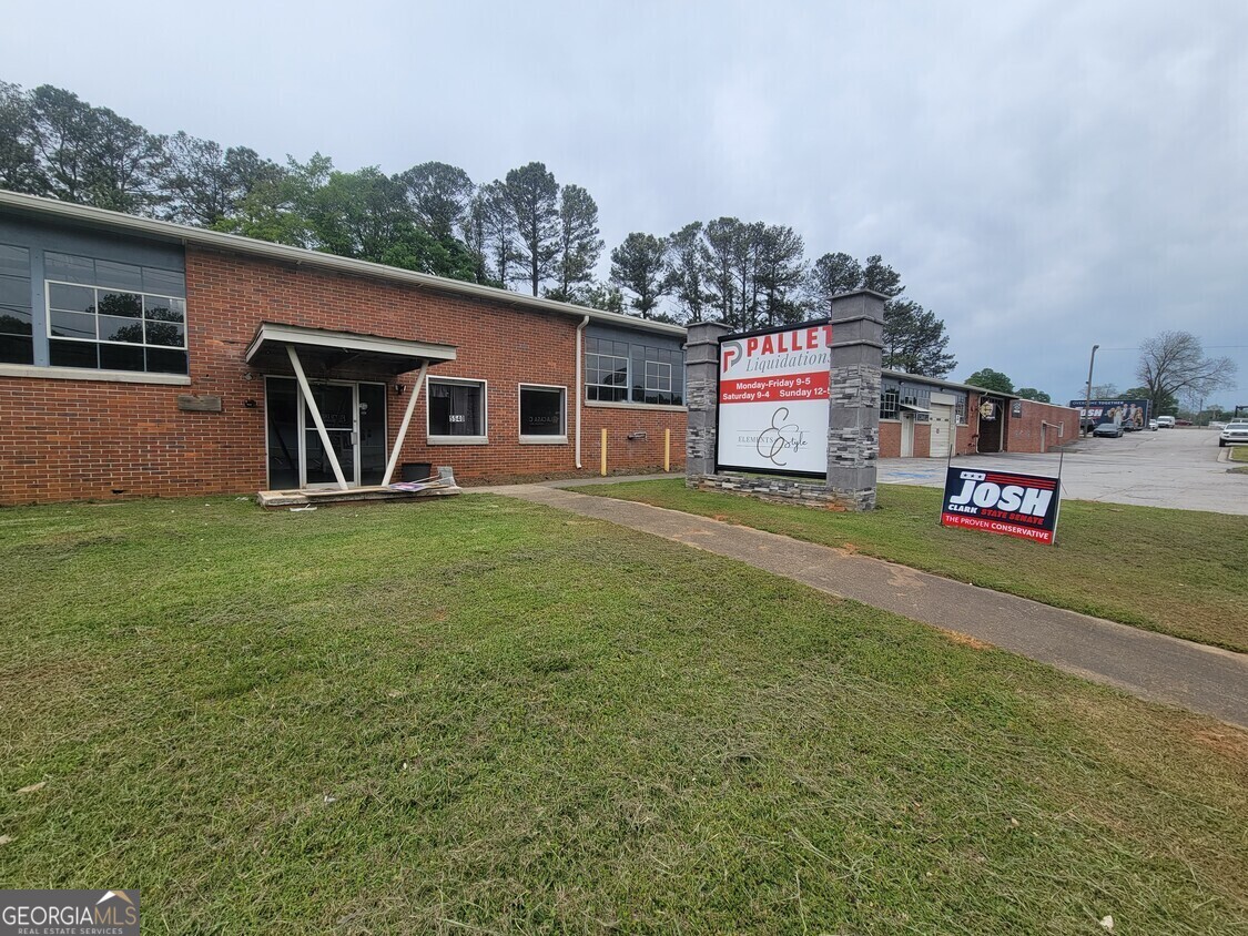Prime Investment Opportunity - Historic Building in Flowery Branch Offered for Sale or Lease Approximately 38,758 sq ft Approximately 2.69 acres All Public Utilities, including Sewer & Water 3 Phase Power New 60 Mill TPO Roof System Installed December 2019 Sprinkler System 12 Ft Ceilings 2 Loading Docks 2 Garage Doors Ample Parking