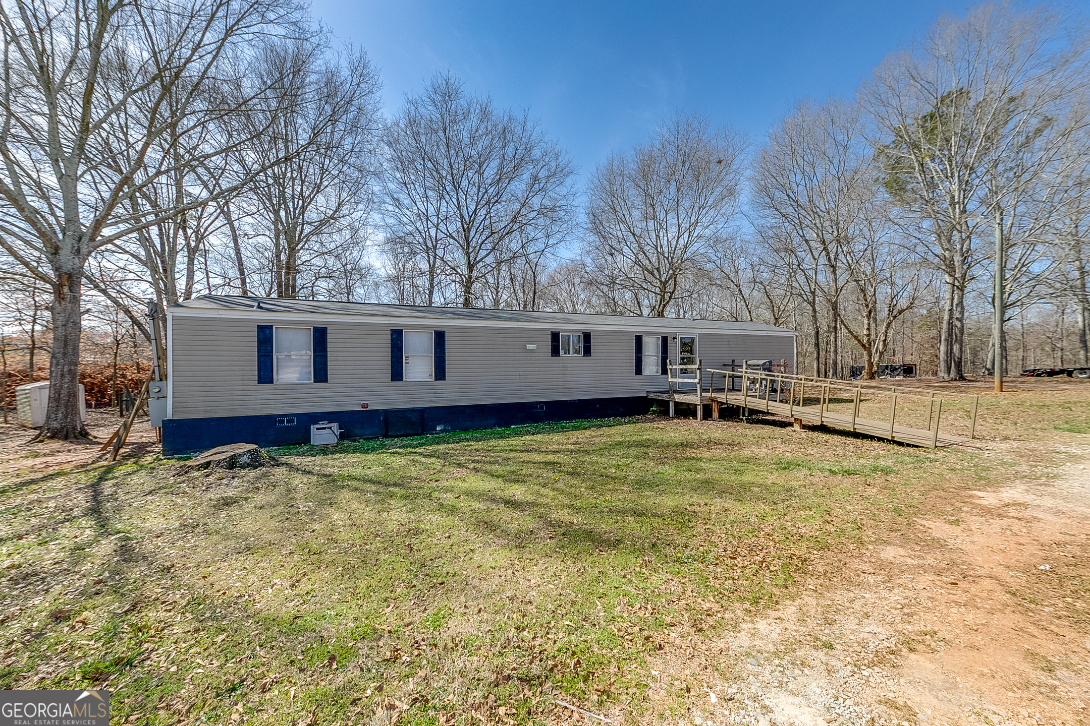 Modular Home on 3 Acres - Jackson County 2 Bed | 2 Bath | Private Setting. Enjoy peaceful country living on this spacious 3-acre lot in desirable Jackson County. This well-maintained modular home features a bright open floor plan perfect for entertaining and everyday living. Private and serene, yet conveniently located near local amenities. Ideal for first-time buyers, downsizers, or investment opportunities.