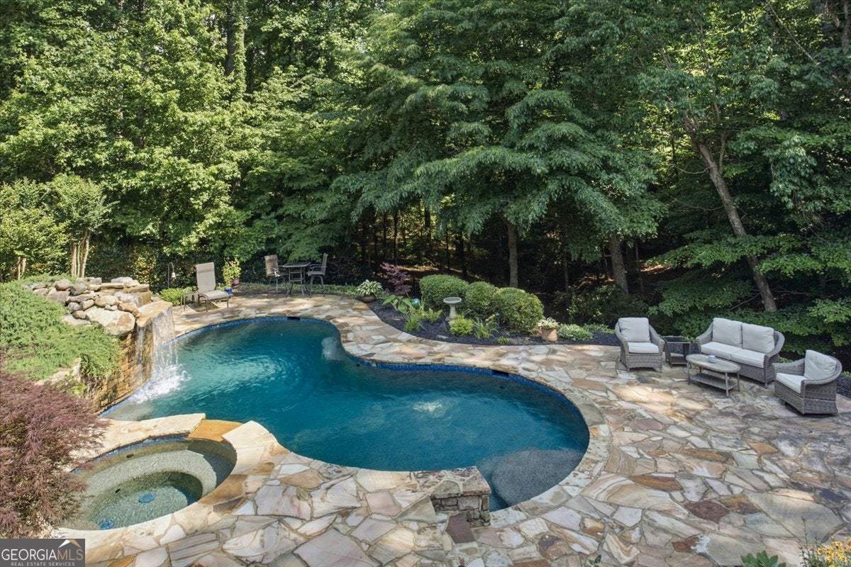 880 Colonial LN