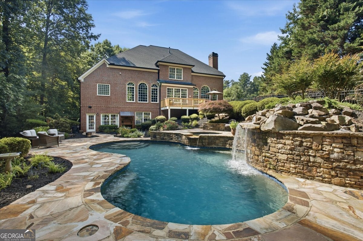 880 Colonial LN