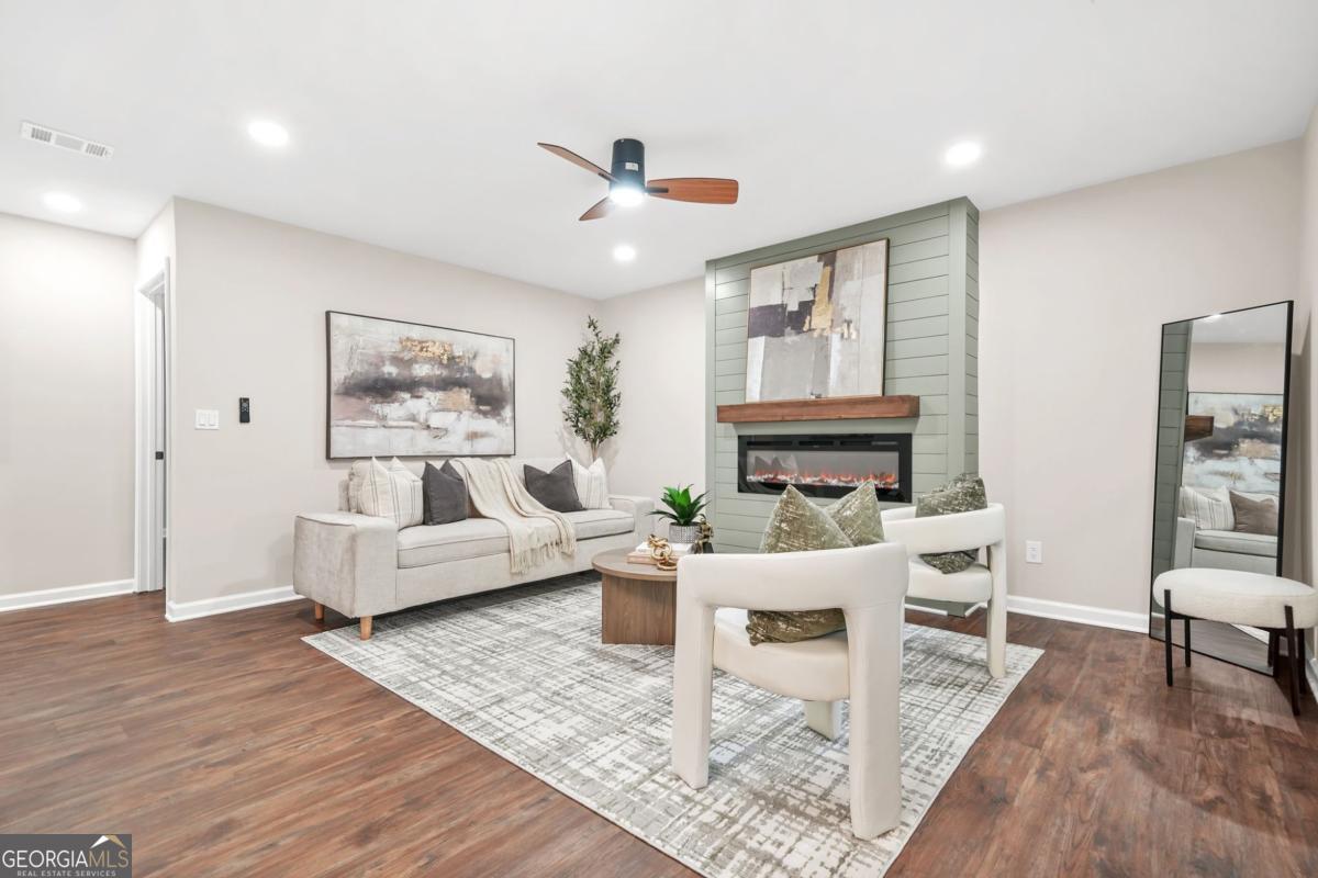 1675 White Oak WAY