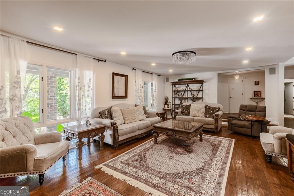 Roswell, Georgia 30048, United States, 3 Bedrooms Bedrooms, ,2 BathroomsBathrooms,Residential,Active,232229