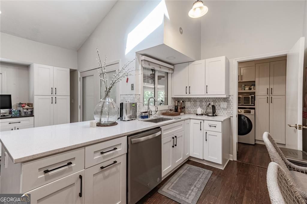 Roswell, Georgia 30048, United States, 3 Bedrooms Bedrooms, ,2 BathroomsBathrooms,Residential,Active,232229