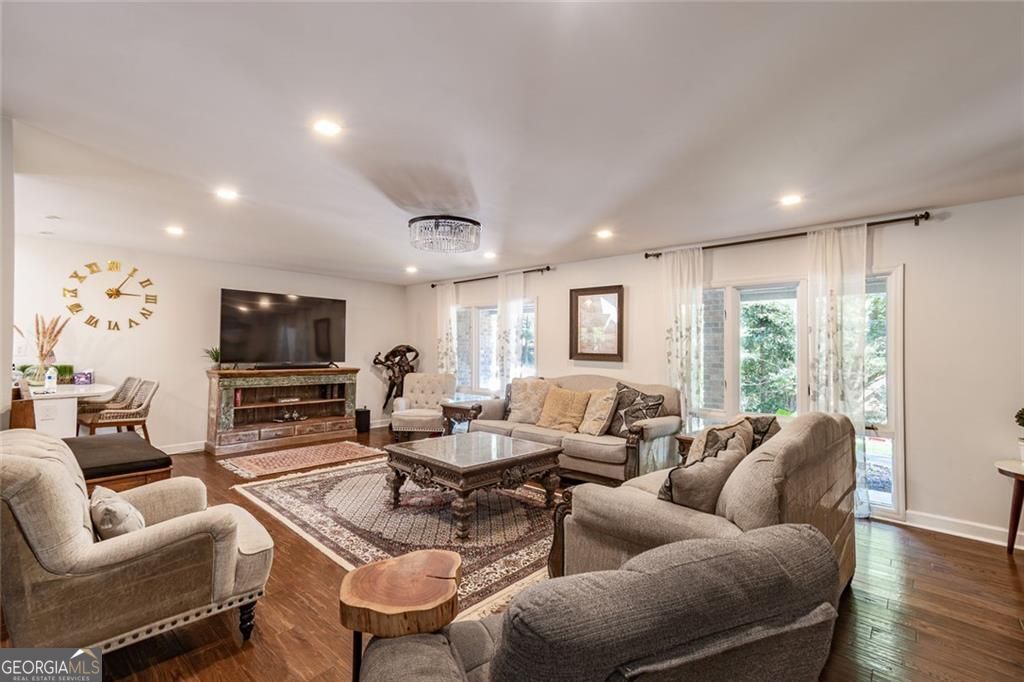 Roswell, Georgia 30048, United States, 3 Bedrooms Bedrooms, ,2 BathroomsBathrooms,Residential,Active,232229