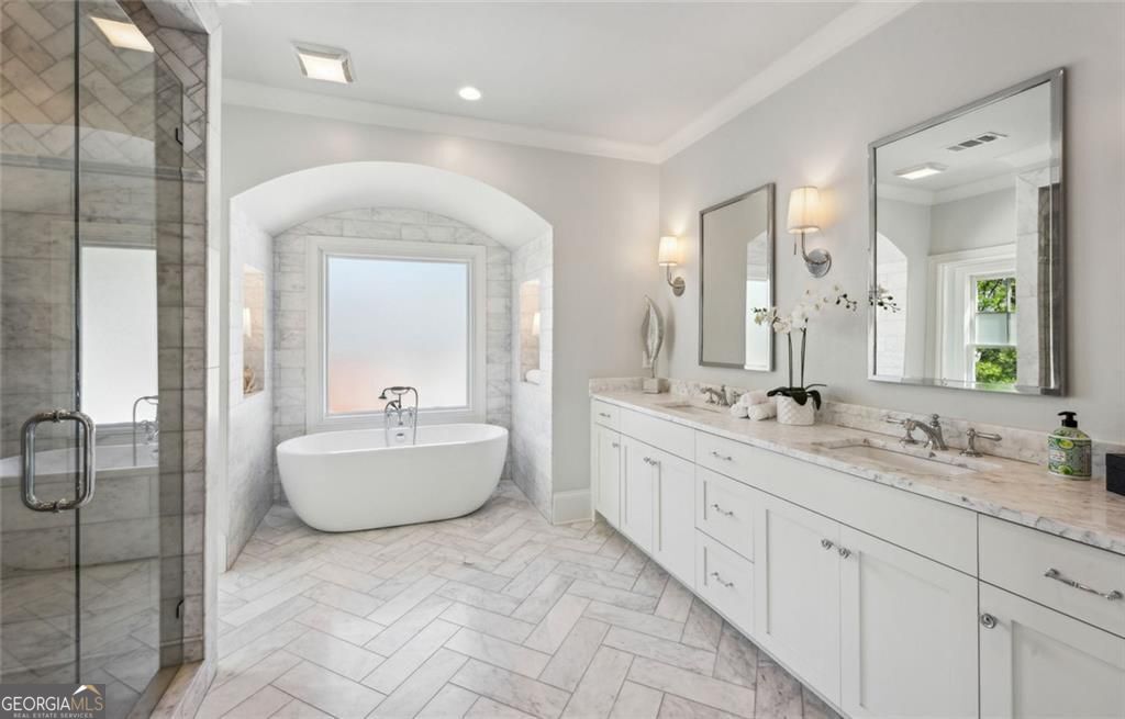 Atlanta, Georgia 30305, United States, 5 Bedrooms Bedrooms, ,5 BathroomsBathrooms,Residential,Pending,116015