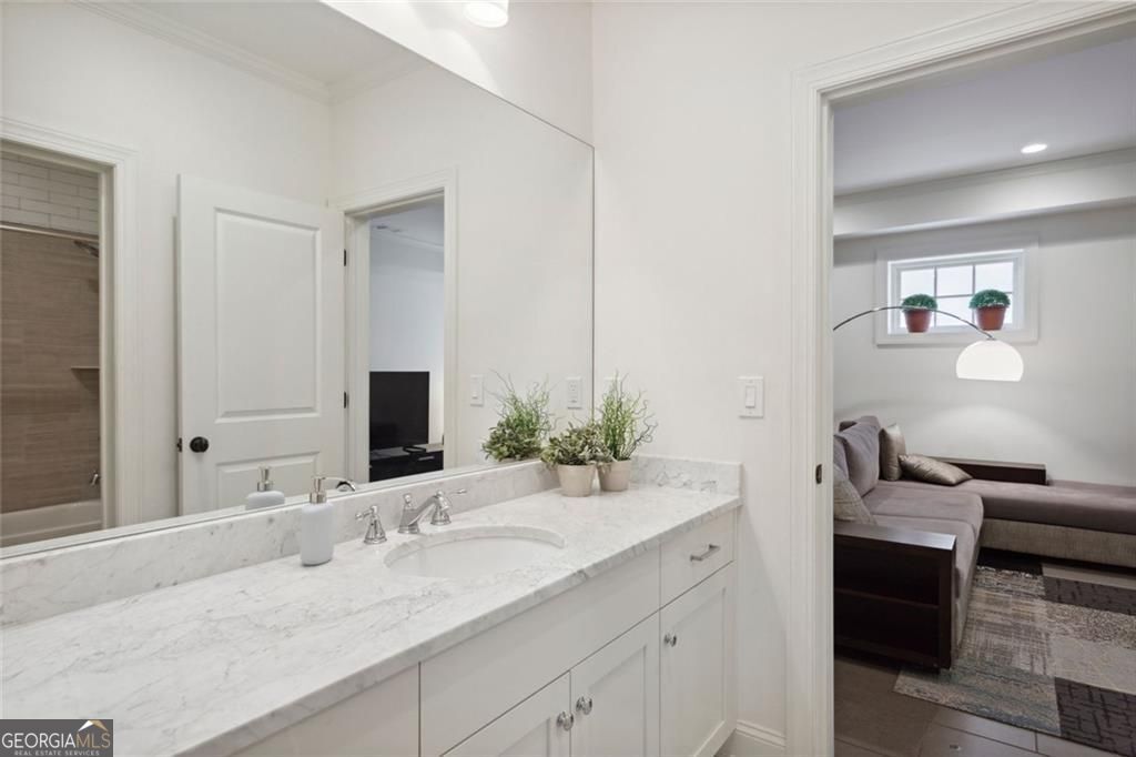 Atlanta, Georgia 30305, United States, 5 Bedrooms Bedrooms, ,5 BathroomsBathrooms,Residential,Pending,116015