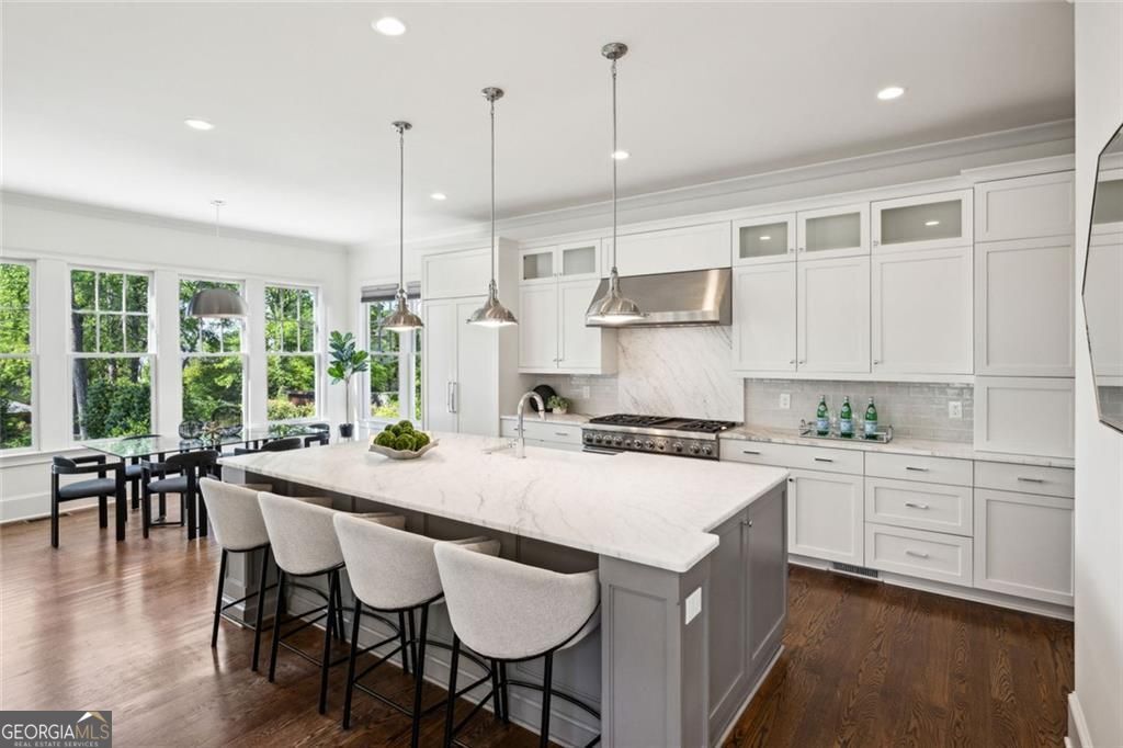 Atlanta, Georgia 30305, United States, 5 Bedrooms Bedrooms, ,5 BathroomsBathrooms,Residential,Pending,116015