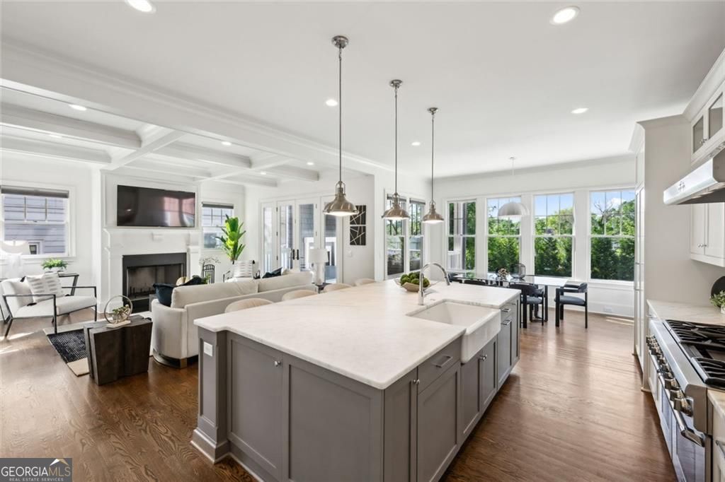 Atlanta, Georgia 30305, United States, 5 Bedrooms Bedrooms, ,5 BathroomsBathrooms,Residential,Pending,116015