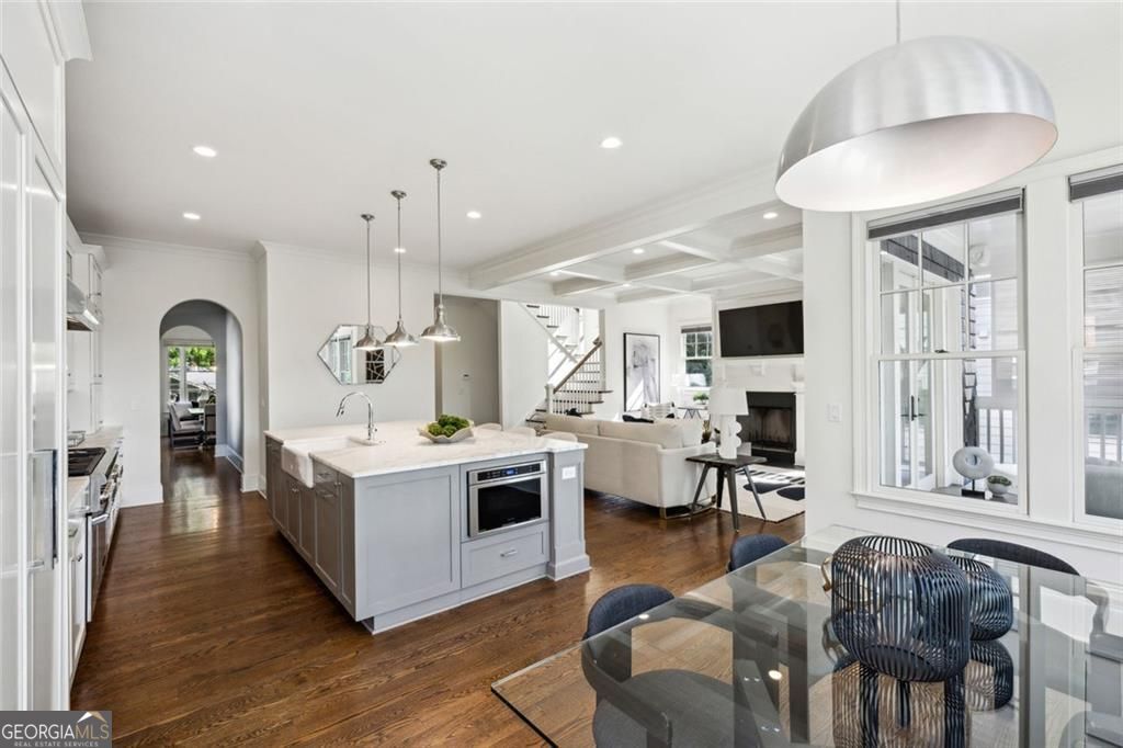 Atlanta, Georgia 30305, United States, 5 Bedrooms Bedrooms, ,5 BathroomsBathrooms,Residential,Pending,116015