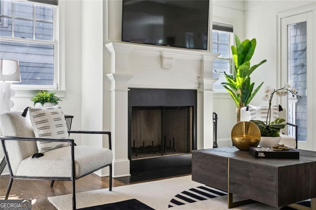 Atlanta, Georgia 30305, United States, 5 Bedrooms Bedrooms, ,5 BathroomsBathrooms,Residential,Pending,116015