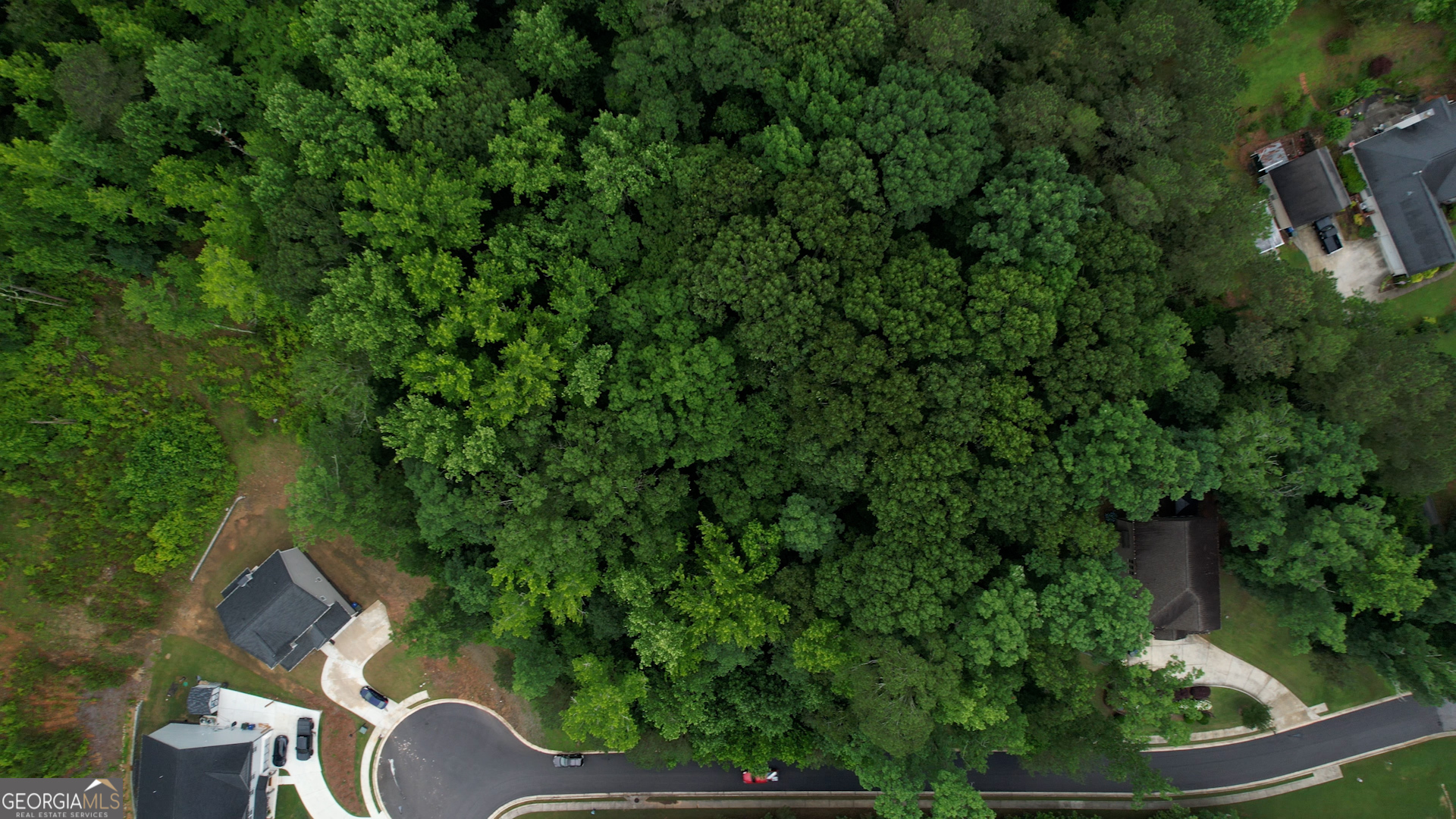 This lot is waiting for you to build your dream home. This wooded lot is in a well established subdivision.