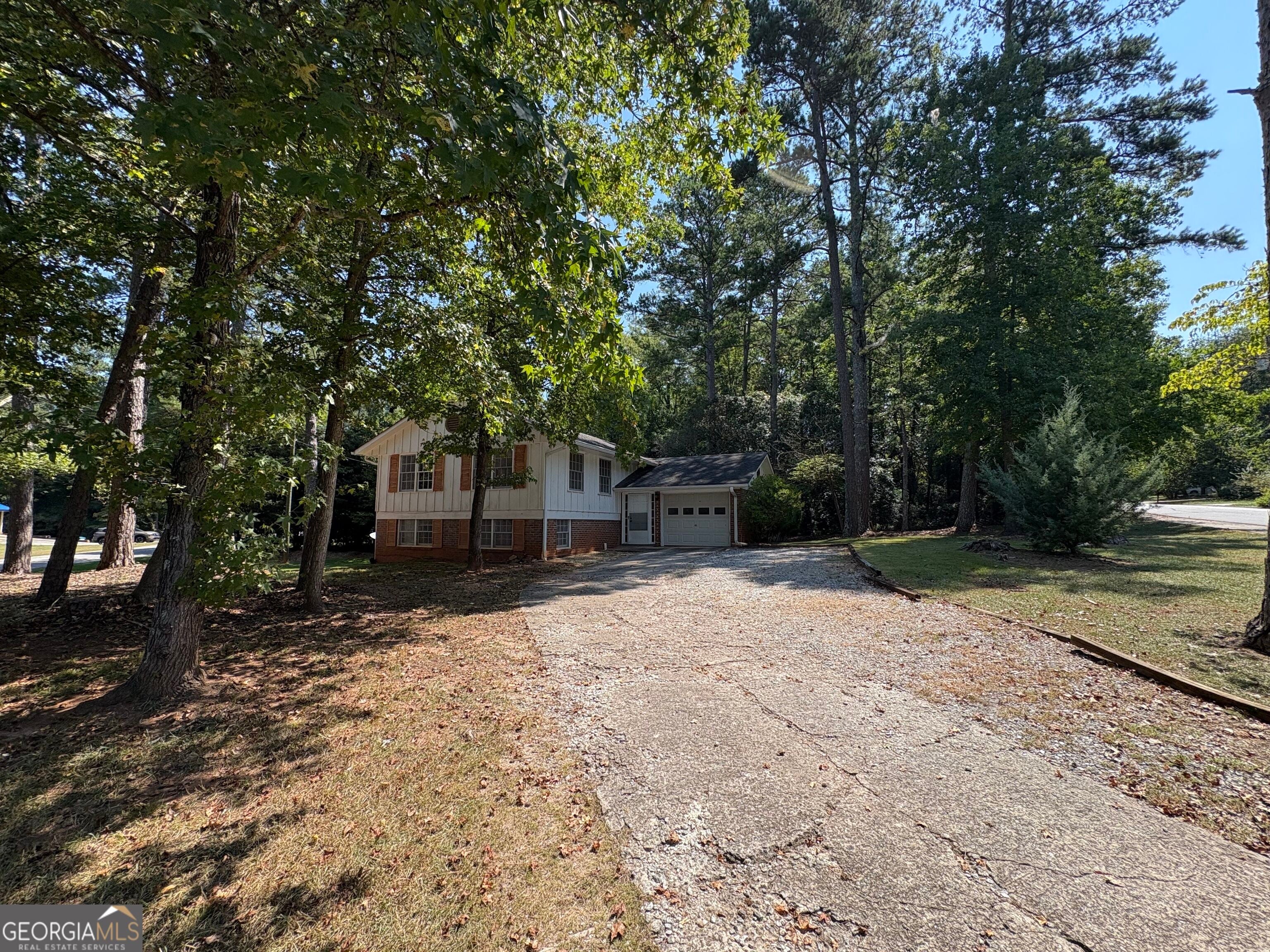 595 Camelot DR