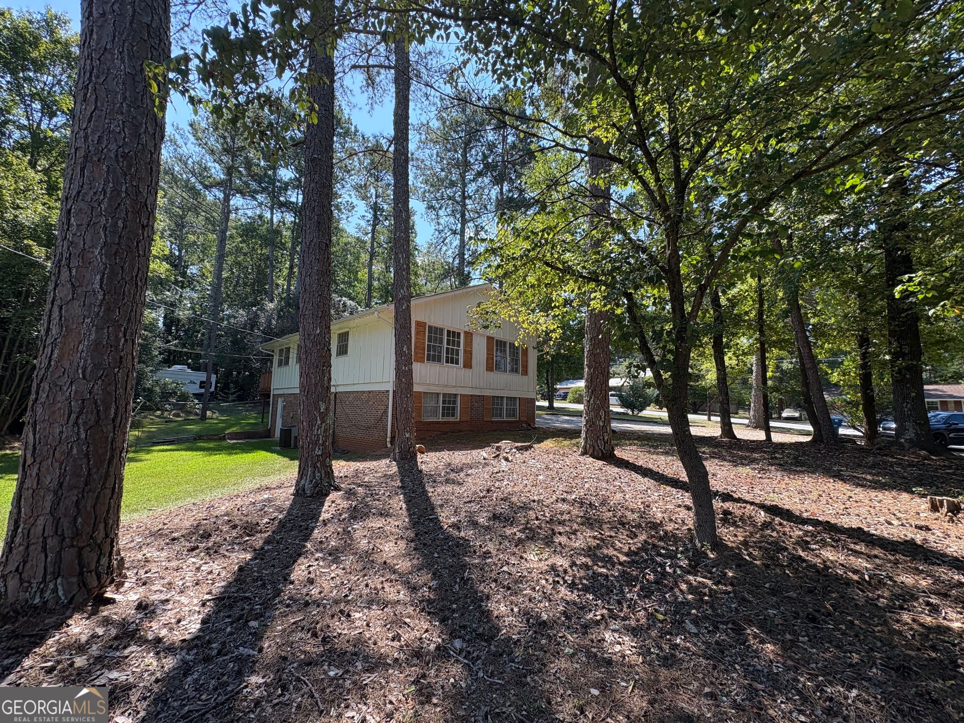 595 Camelot DR