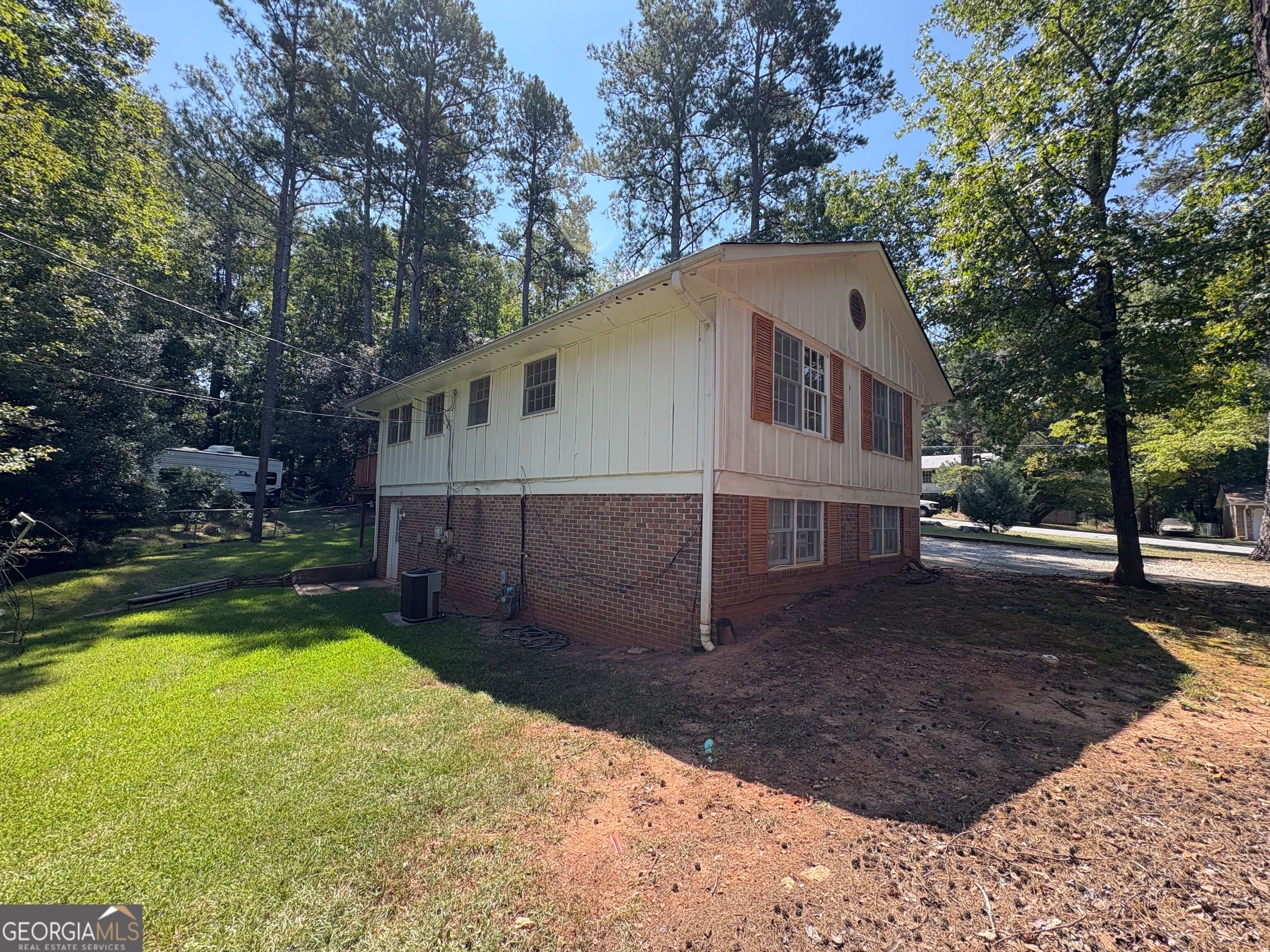 595 Camelot DR