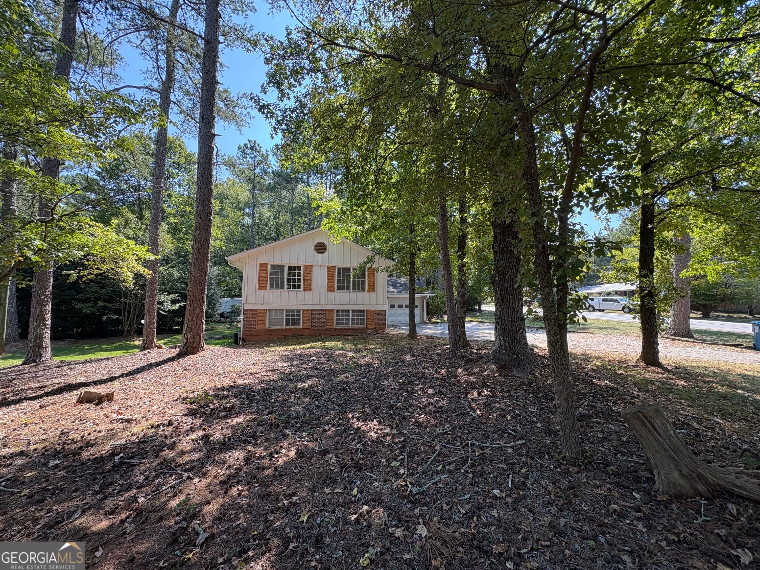 595 Camelot DR