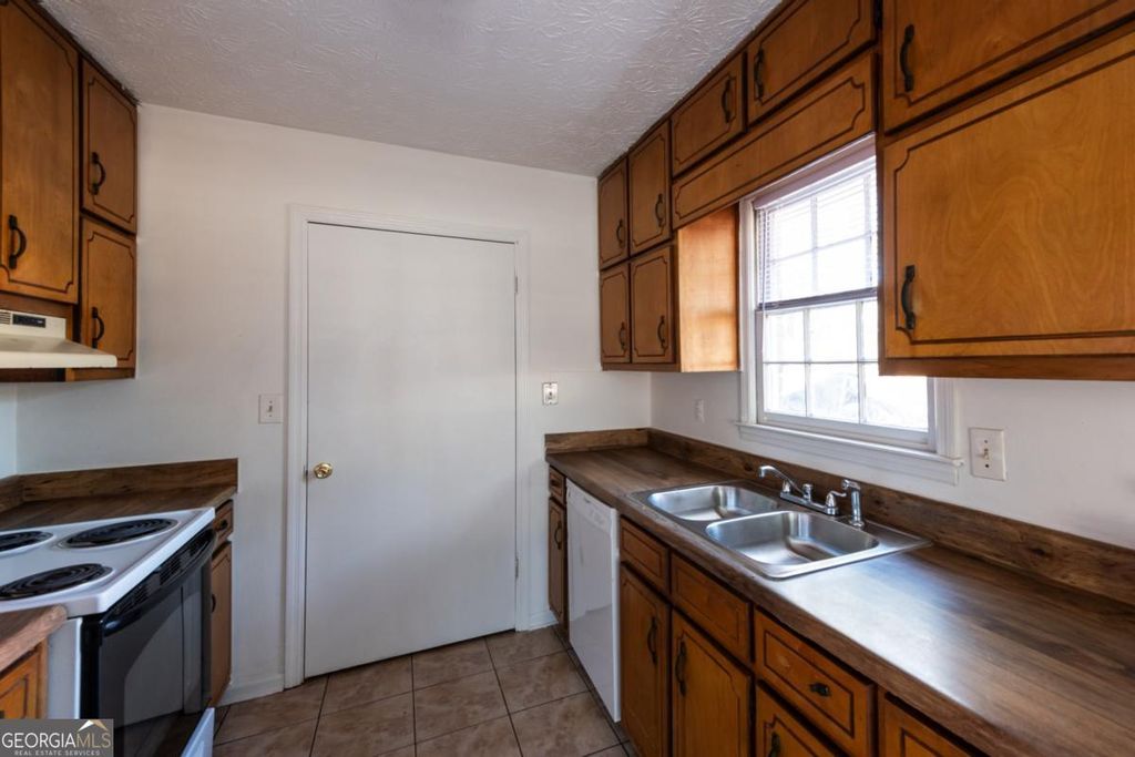 Photo of 8173 Magnolia Drive, Jonesboro, GA 30238 (MLS # 10671212)