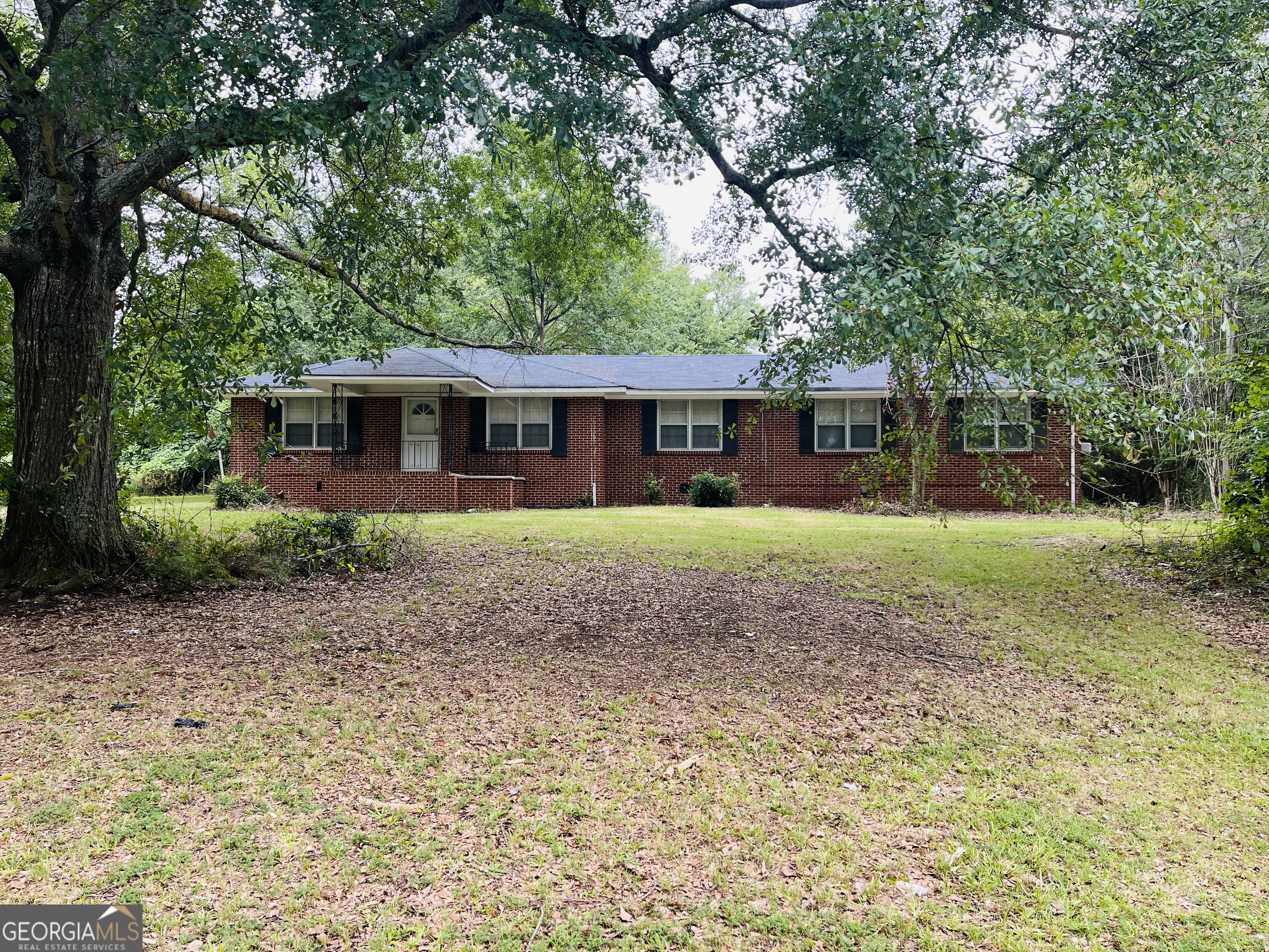 This 3 bedroom home sits on 3 acres of land and features a 2 car garage, all new paint, a large family, a spacious kitchen and LVP/hardwood floors! Located in South Atlanta and just minutes to I-85 and Hartsfield Jackson Airport! Will not last, must see!