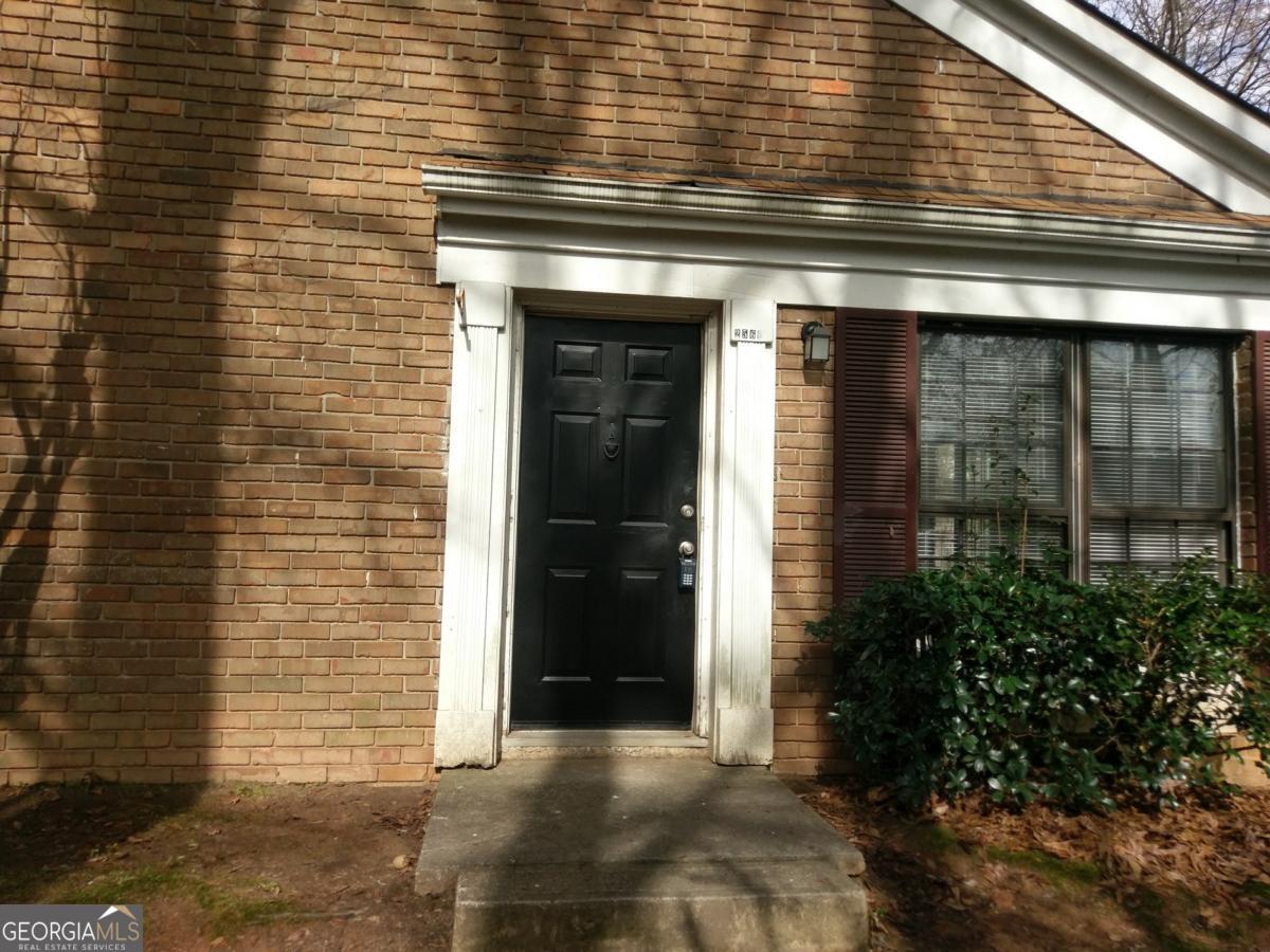 2566 Stratford LN