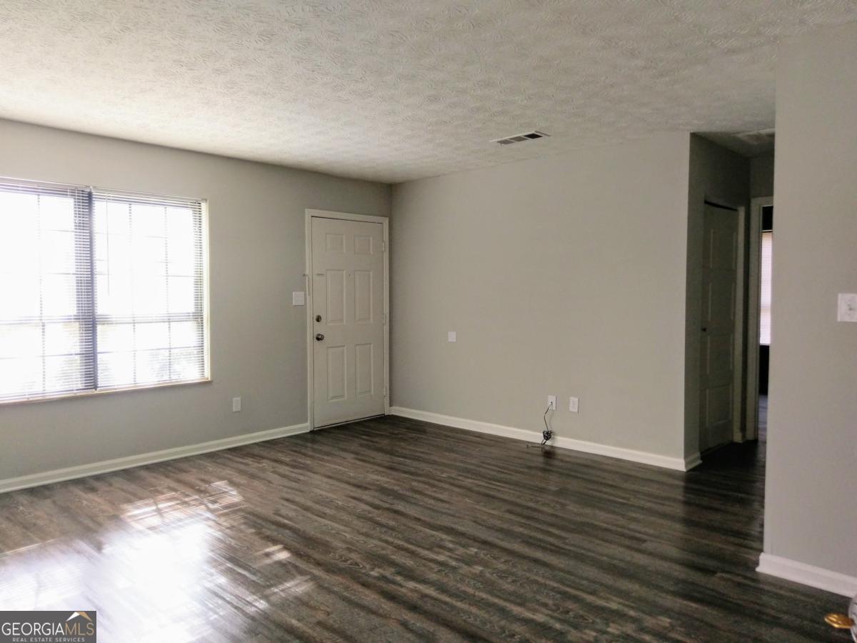2566 Stratford LN