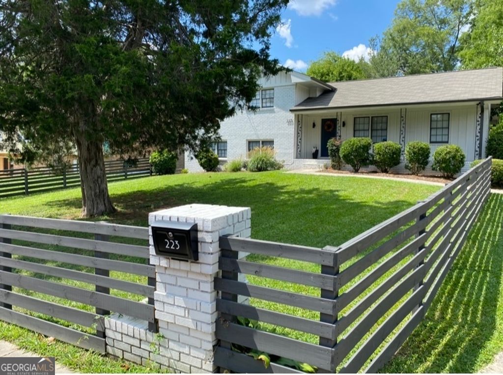 Photo of 223 NE Fowler Circle NE, Marietta, GA 30060 (MLS # 10704954)