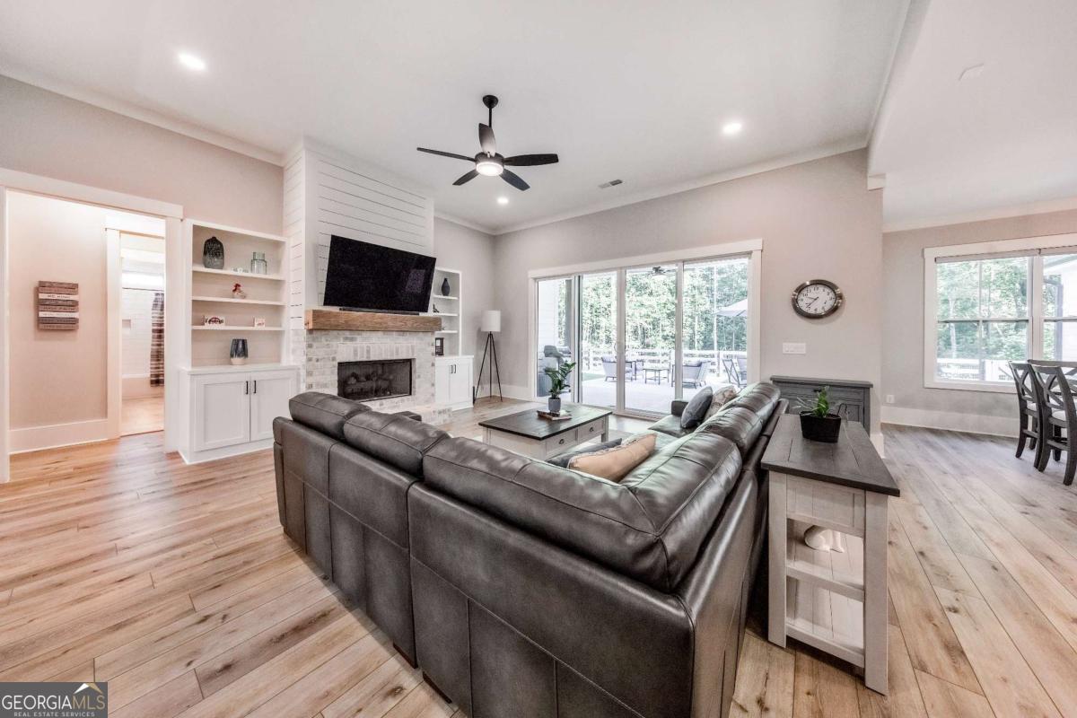 877 Arnold Mill RD