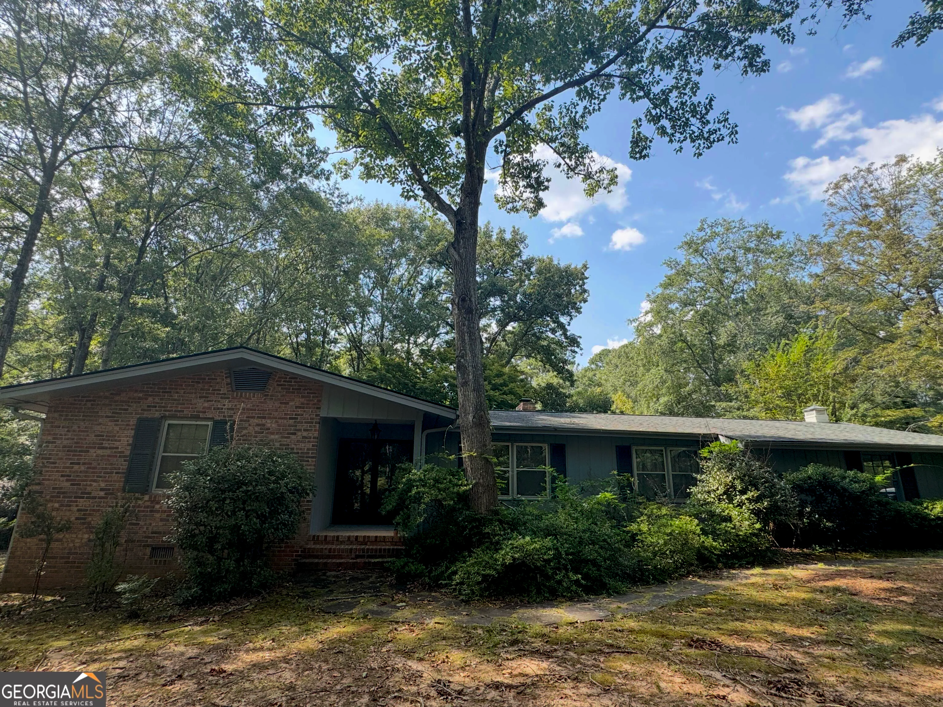 220 Rollingwood Drive