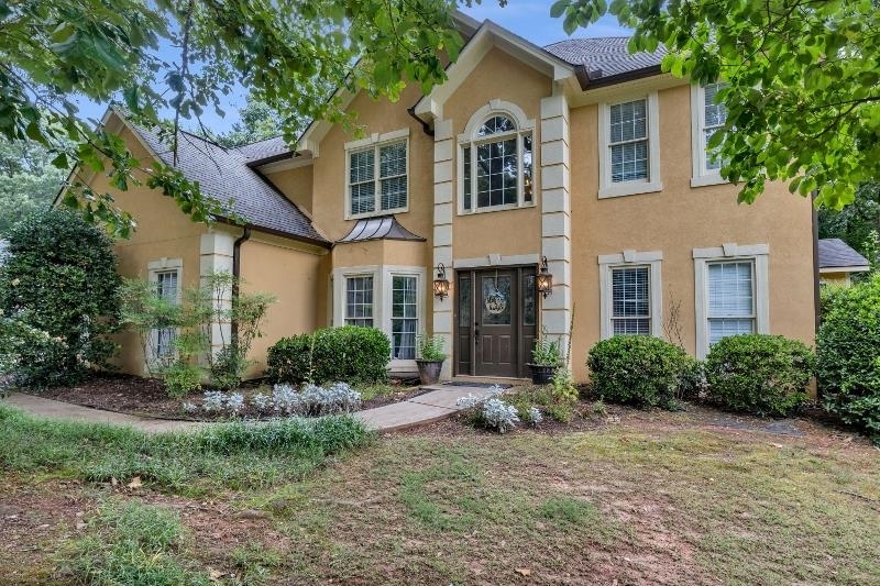 FANTASTIC COMPLETELY REMODELED IN NORTH PEACHTREE CITY. 5 Bedrooms 3 Full baths. Great Room and Office. Lot of built ins. Custom Cabinets. Lots of space with Great Schools. Open living room to kitchen area. Breakfast bar with Island in Kitchen. Master bath has Separate Tub and Shower. Closet has built ins. So much more Come visit today.