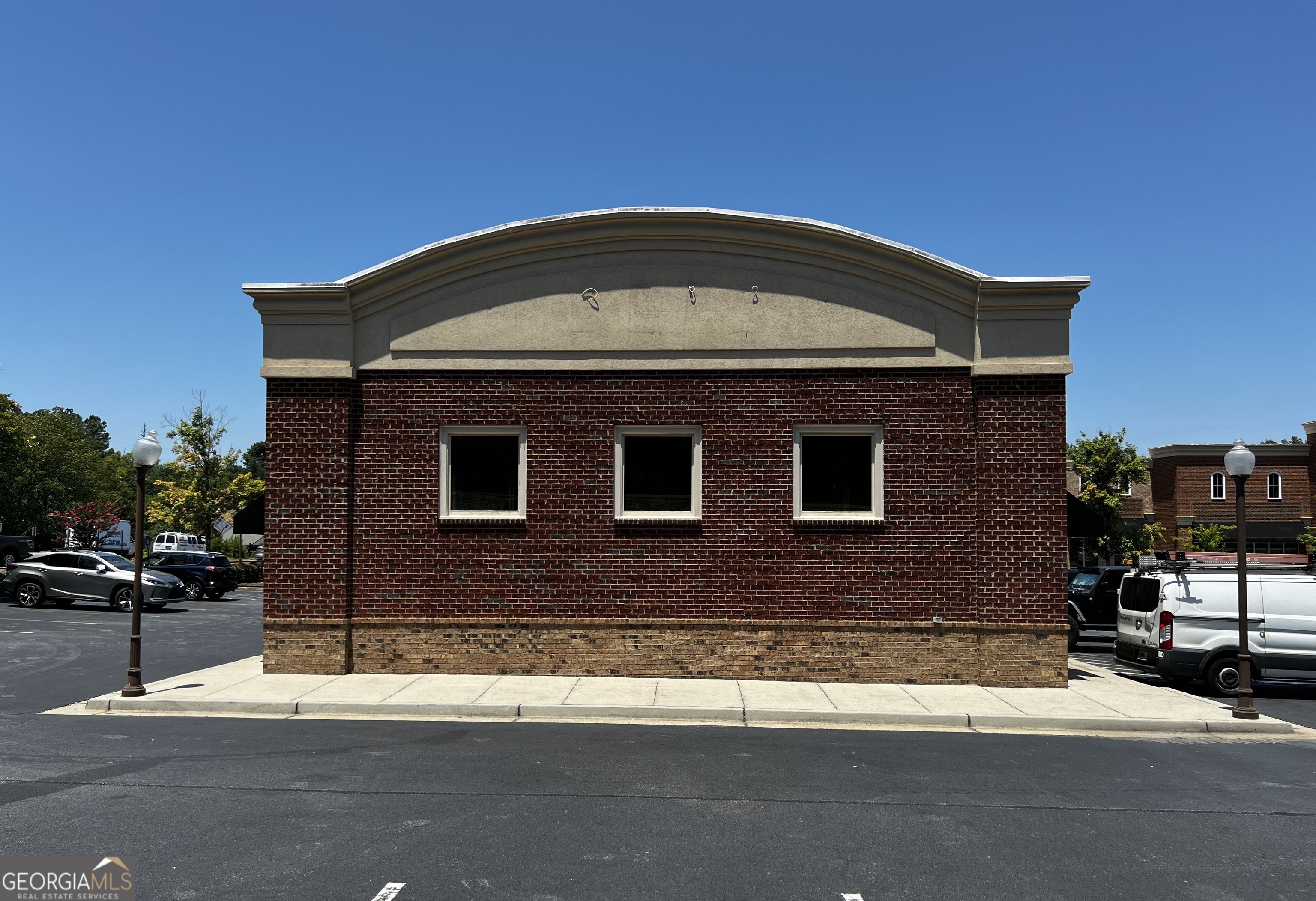 Great Retail, Office, Studio, Open Span interior. Previously a Bottle shop. Within the City Limits of Winder. Modern efficient space on Busy Hwy 81. Incredible growth in Barrow County and this corridor.