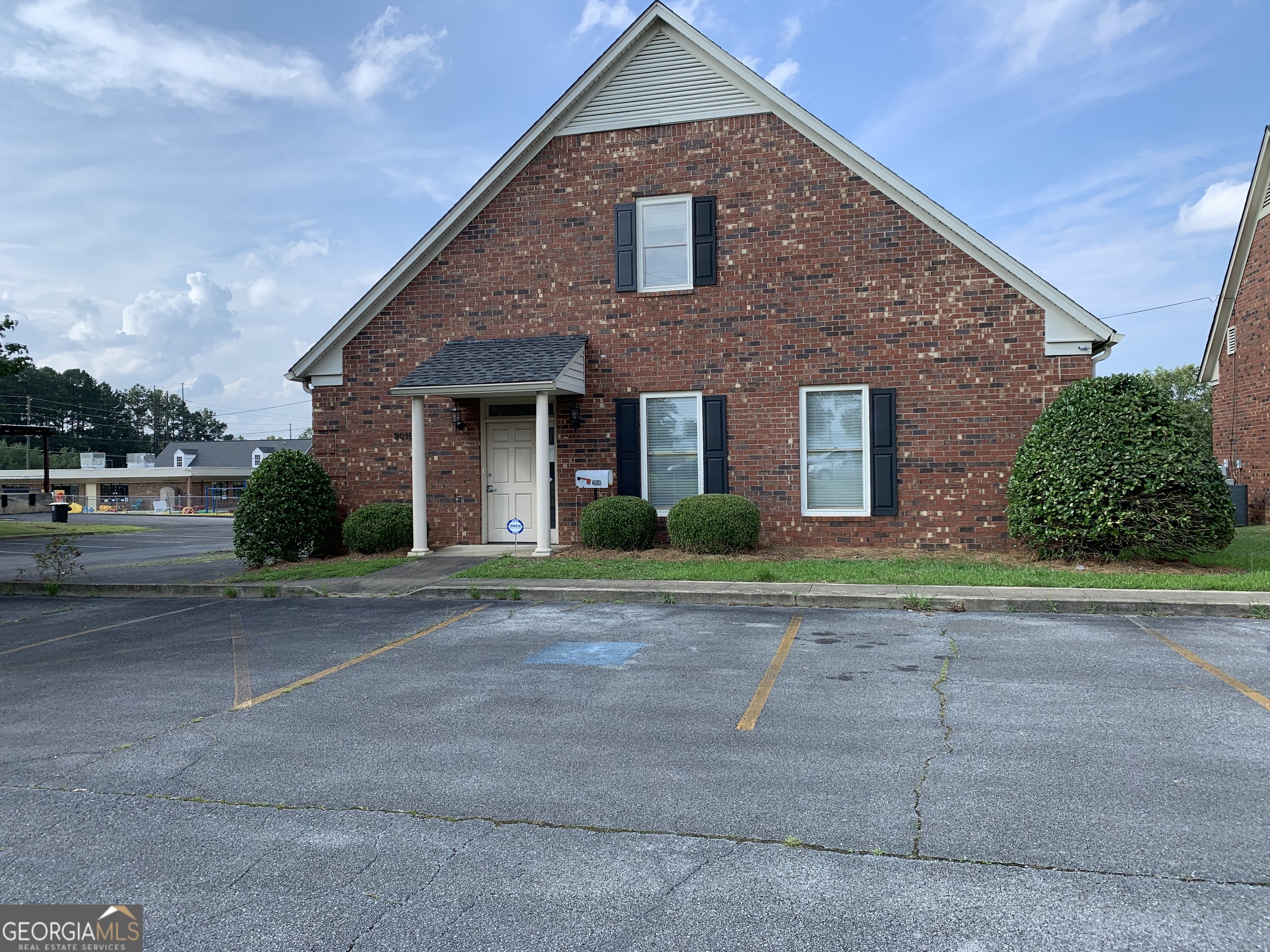 Professional office space with ample parking and great visibility on Redmond Circle. Formerly a doctors office which could be utilized for healthcare.
