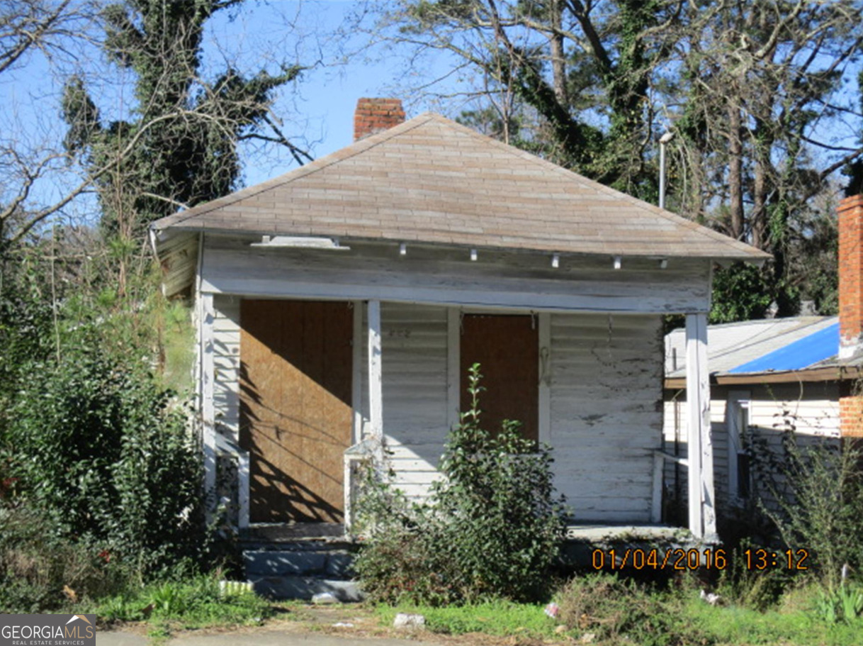 Calling all investors! This is a perfect flip to use as a rental or resale! Call today for a private tour.