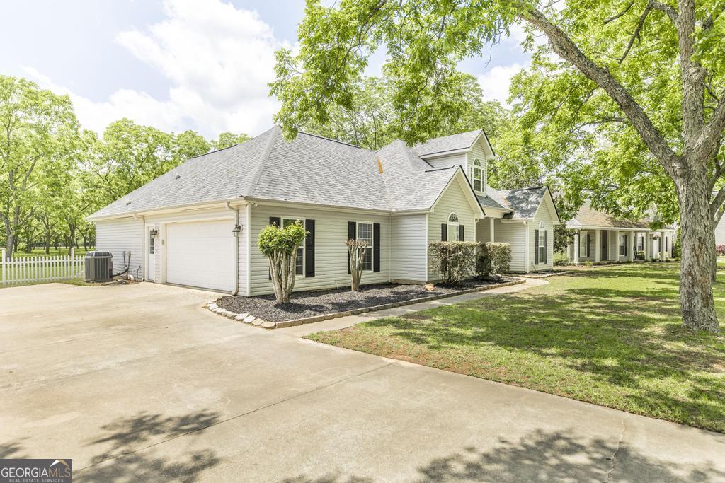 518 Grove LN