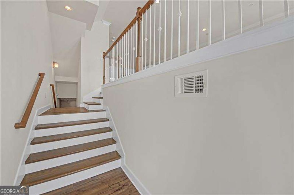 Photo of 860 Stonehill Lane, Atlanta, GA 30324 (MLS # 10760906)