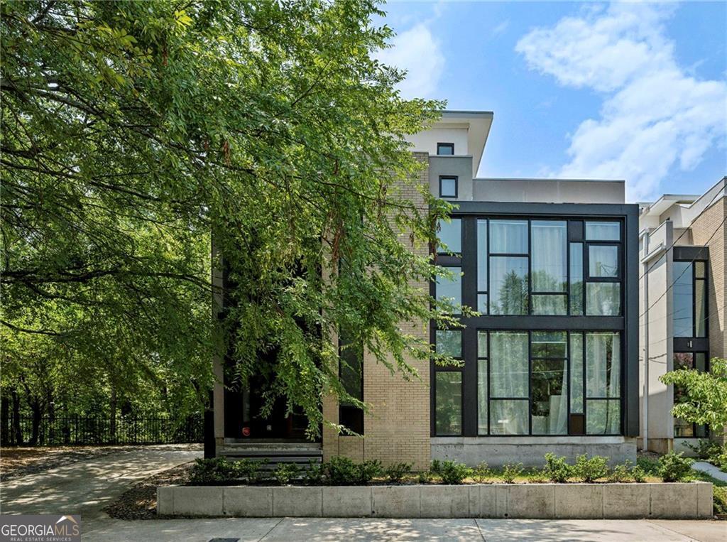 Fabulous modern designer home with ideal setup For city stroll living. On the highway in 3 minutes and in the parks in 3 minutes. Stroll to many Restaurants in 10 minutes.