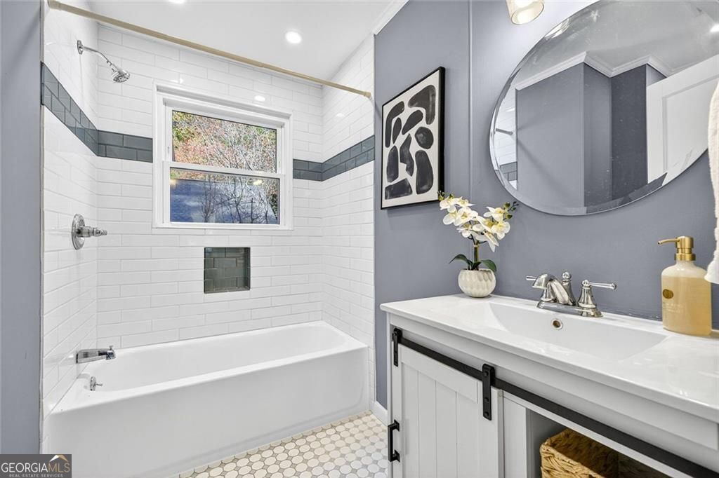 Atlanta, Georgia 30324, United States, 4 Bedrooms Bedrooms, ,3 BathroomsBathrooms,Residential,Active,239256