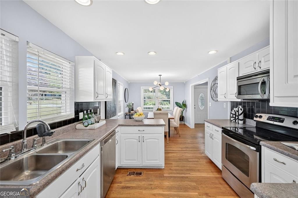 Atlanta, Georgia 30324, United States, 4 Bedrooms Bedrooms, ,3 BathroomsBathrooms,Residential,Active,239256