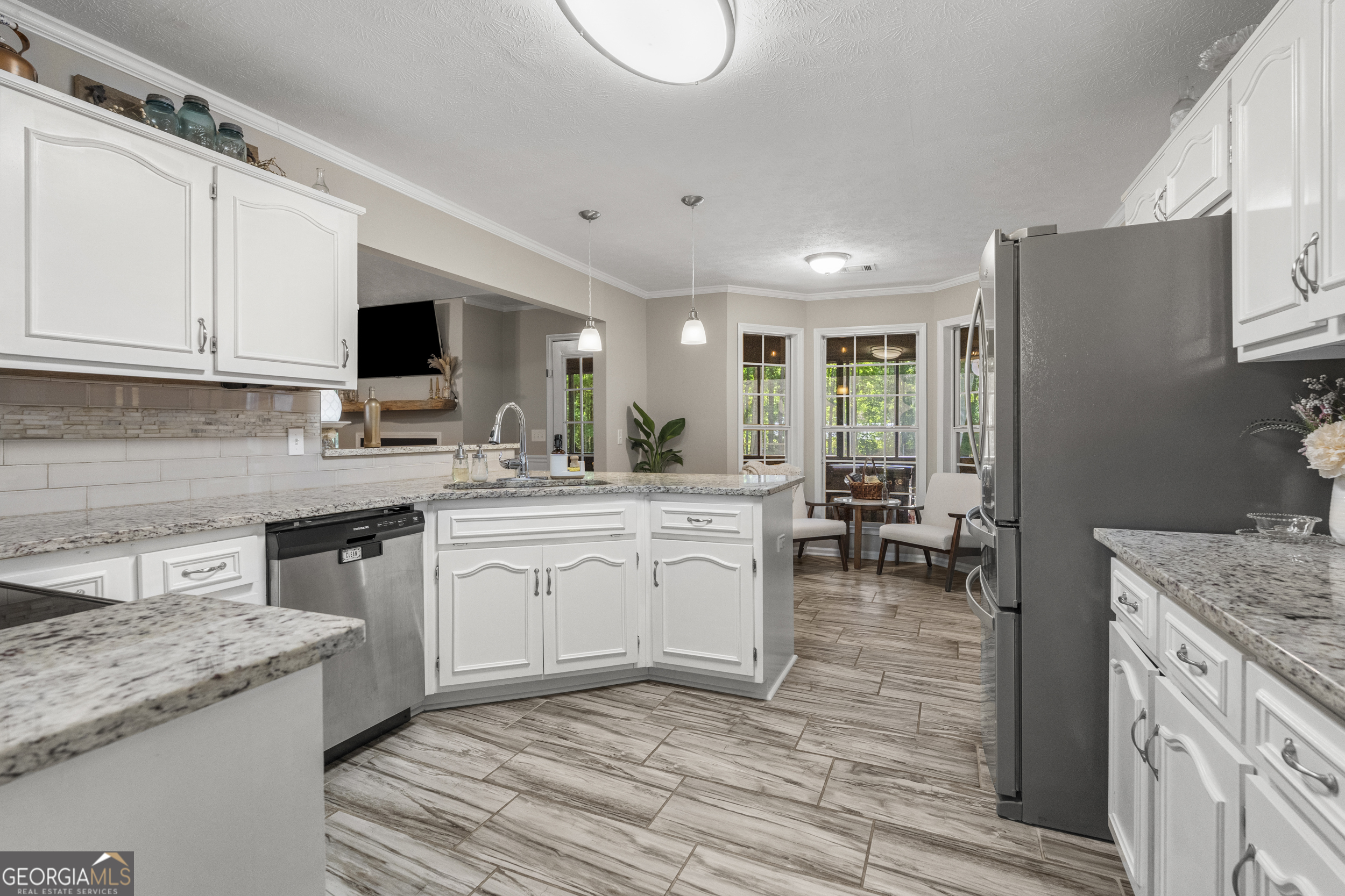 1389 Douglas DR