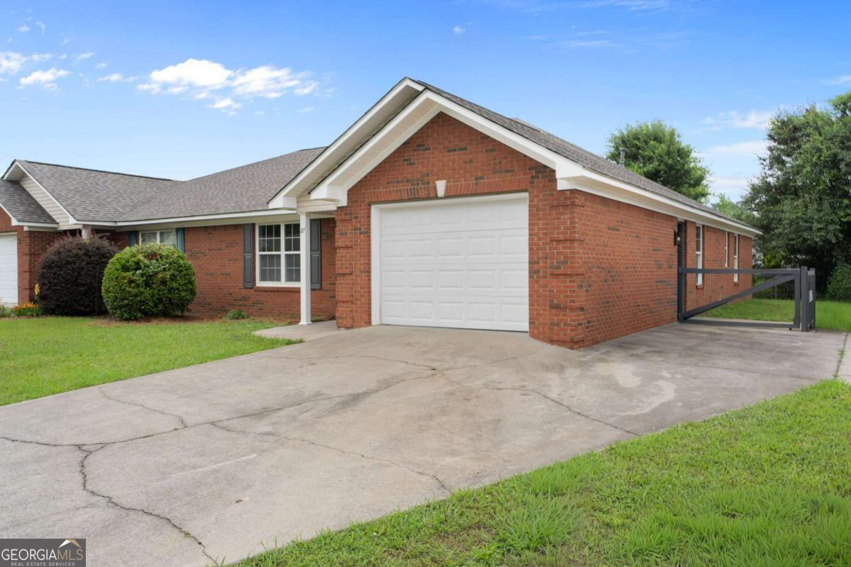 27 Westbury DR NW