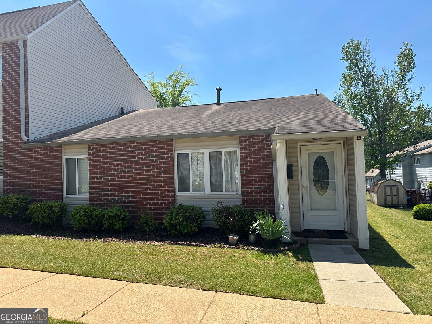 Renovated Two-bedroom end-unit located in a gated cooperative community!