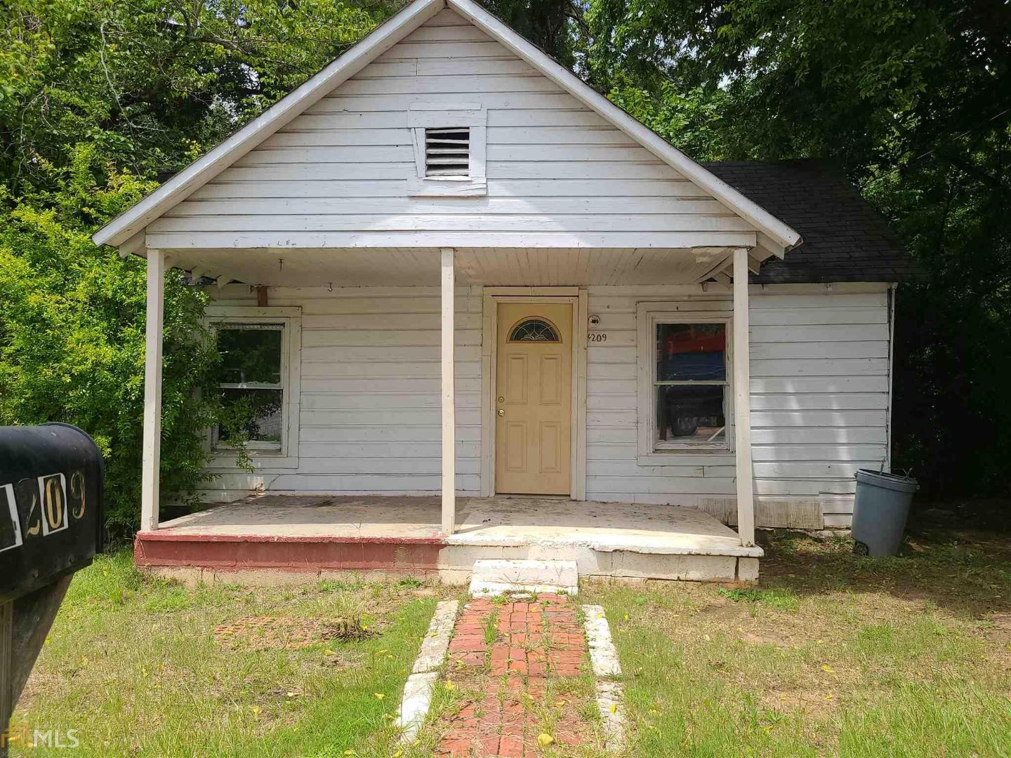 Investor Special. Owner is selling several properties. 1 Bed 1 Bath.
