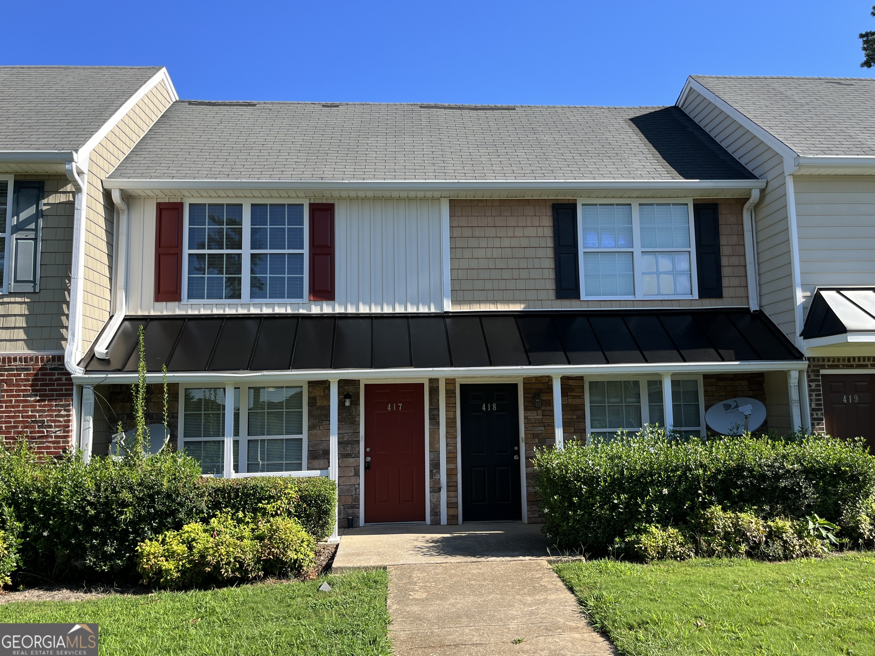 Great Townhome Community in Dallas! Quiet Living Near Shopping, Restaurant and Much More. Rent Includes Trash, Lawncare and Pest Control. Move In Ready 9/1/2025. Must See!