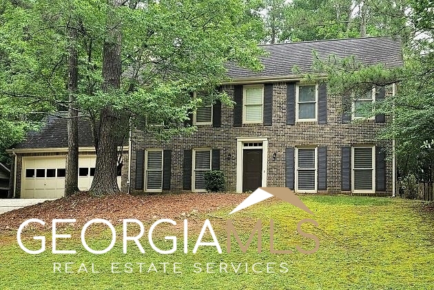$2,500 IF PAID BY THE 1ST OF THE MONTH. 4 Bedroom 2.5 Bath. Foyer Entry. Formal Family Rm. Formal Dining Rm w/ Door Leading to Fenced Backyard. Kitchen With Electric Oven/Range Combo, Dishwasher and Large Pantry. Breakfast Area w/Door Leading to Backyard. Laundry/Powder Rm Combo. Spacious Living Rm w/Brick Gas Start Wood Burning Fireplace and Garage Entrance. Large Master w/Walk-In Closet and Crown Molding. Master Bath w/His & Her Vanity, Tile Surround Garden Tub, and Separate Shower. 3 Additional Spacious Bedrooms. Hall Bath w/ Tub/Shower Combo. 2 Bay Garage. Fenced Back Yard. Owner Requires 24 Hour Notice To Show.