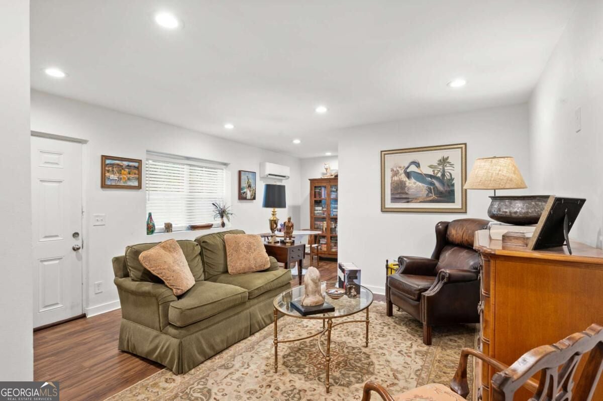 880 Saint Charles AVE NE 9