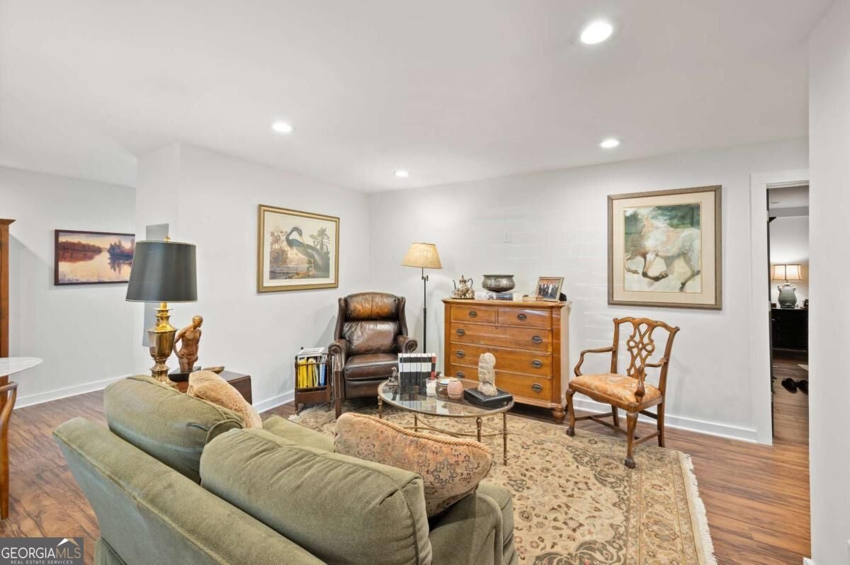 880 Saint Charles AVE NE 9