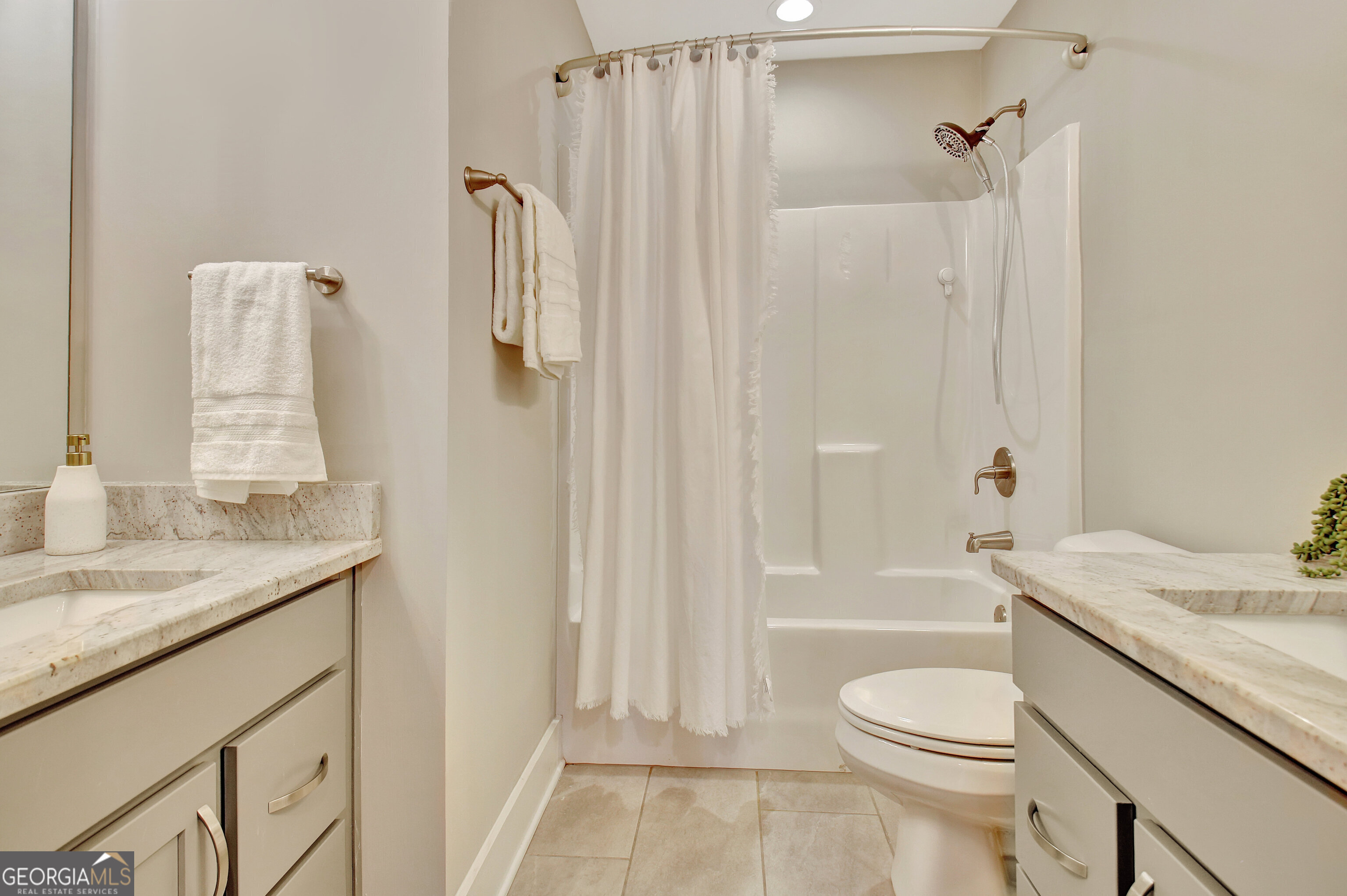 Senoia, Georgia 30276, United States, 5 Bedrooms Bedrooms, ,3 BathroomsBathrooms,Residential,Pending,26890