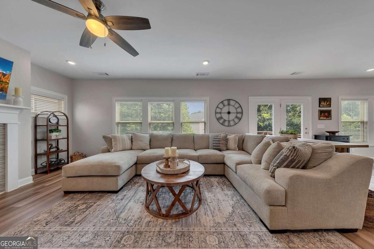 204 Meadows CT