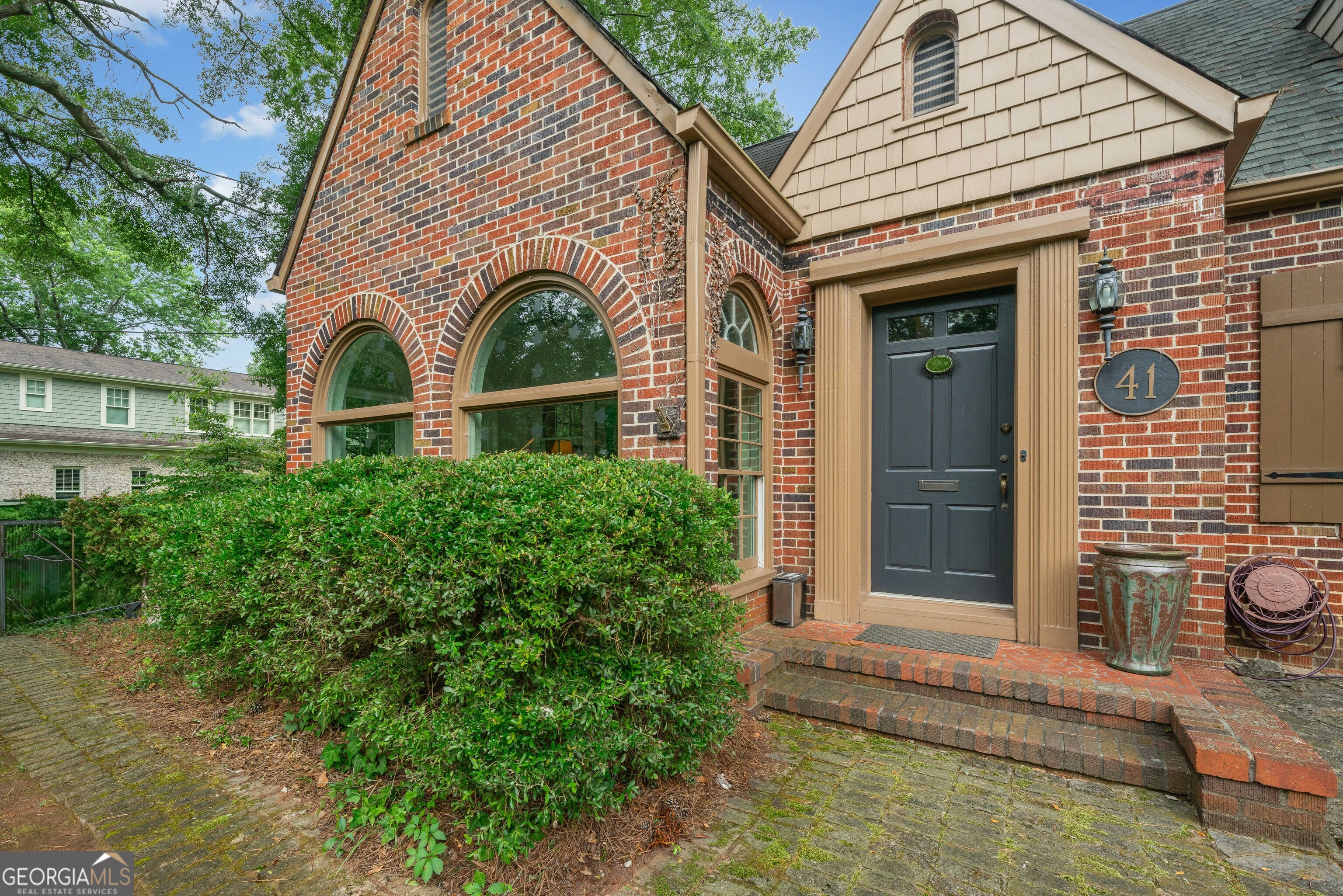 41 Clarendon AVE