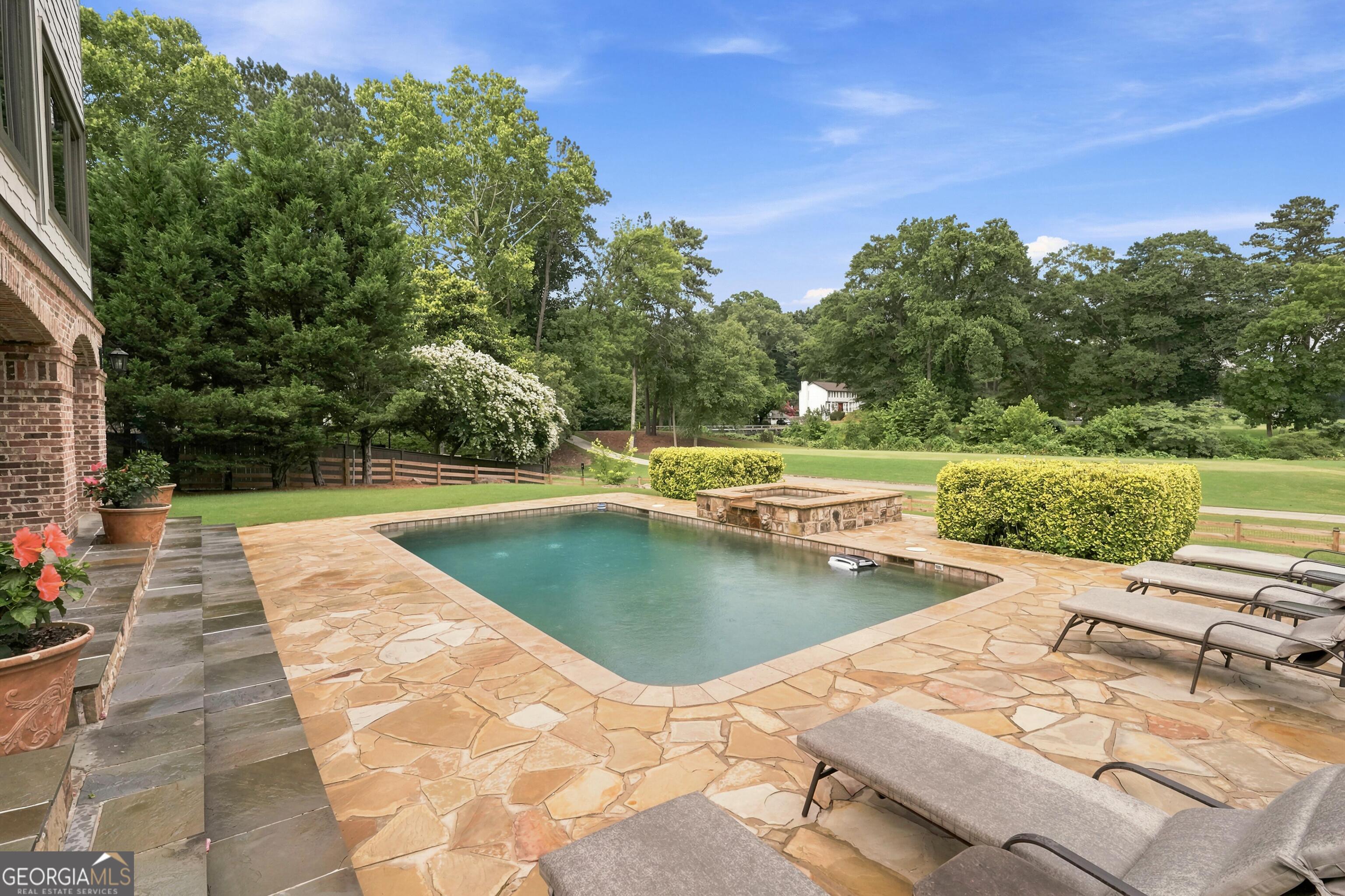570 Creekwood DR