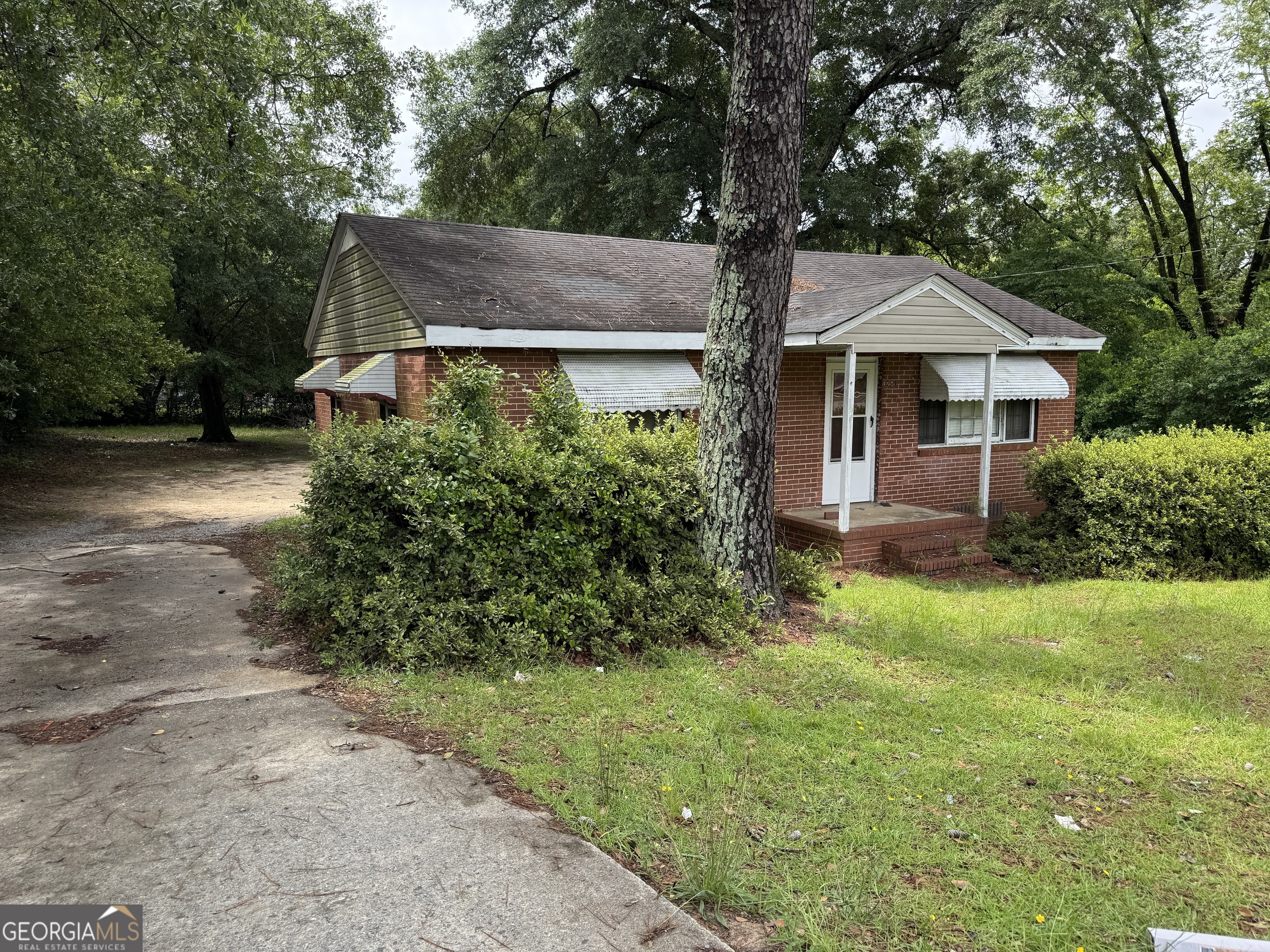 CUTE BRICK HOME, with great potential as first time buy, or rent-ready rental for savvy investor. Home has a good size back yard, comes with appliances, central heating & air.