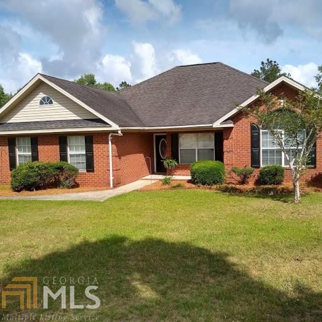 Beautiful Brick home with 3.14 acres in Lennox Hills. 4 Bedrooms/3 bath, split floor plan. Brooklet school district. Master bedroom with trey ceiling and jetted tub in master bath. Large Kitchen with breakfast area, dinning room, family room with vaulted ceiling and gas log fireplace. Covered porch and large deck overlooking well-maintained 3 acres lawn. HVAC was replaced in 2016.